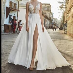 NWT L’amour Claudia White Lace Plunge Neckline Wedding Dress with Slit Size 6